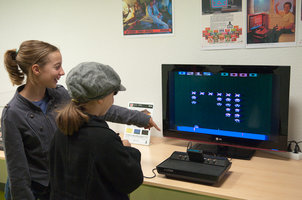 Découverte de l'Atari 2600 et du premier jeu mythique "Space Invaders".